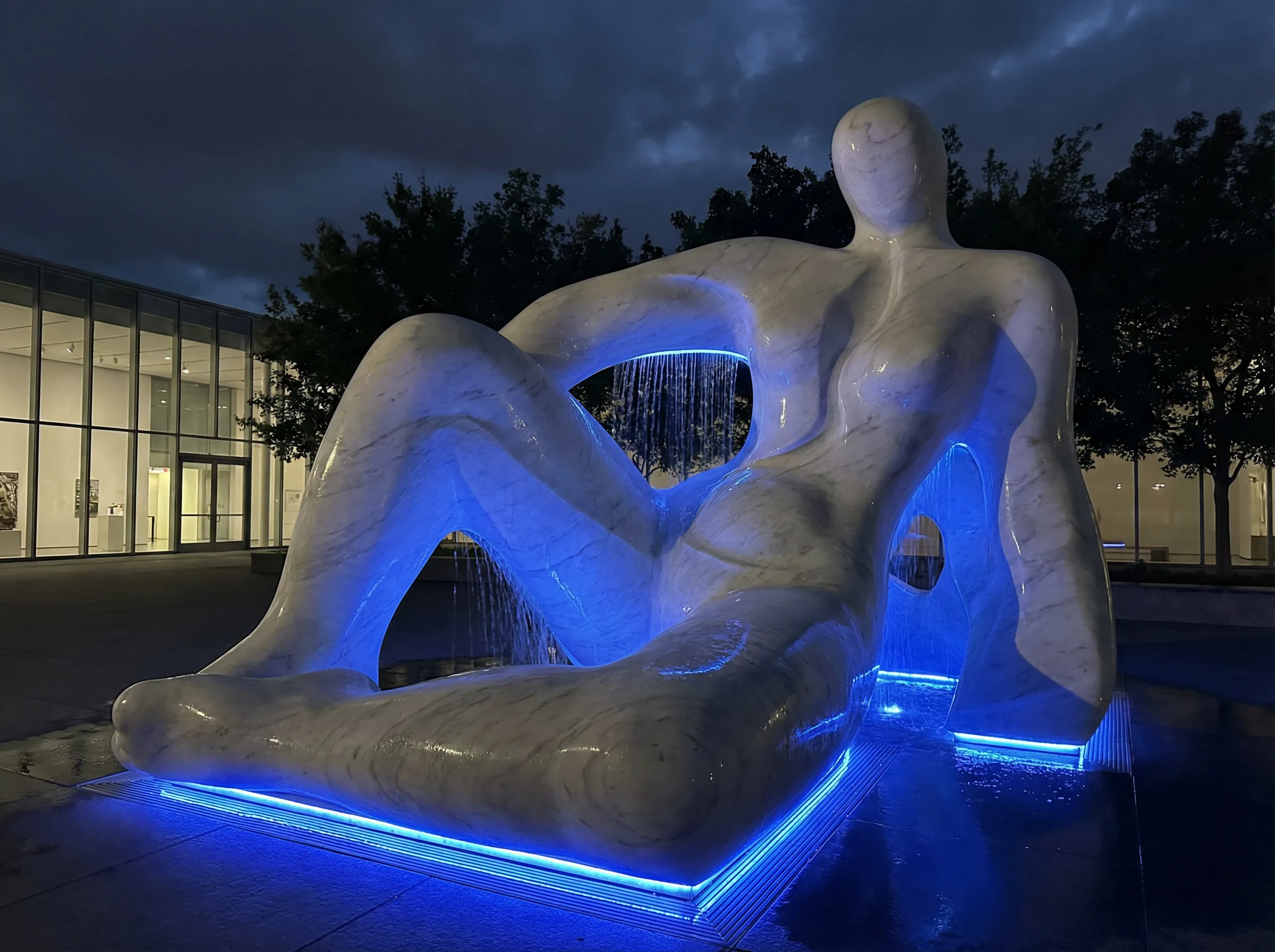 流线型设计的现代商业区喷泉